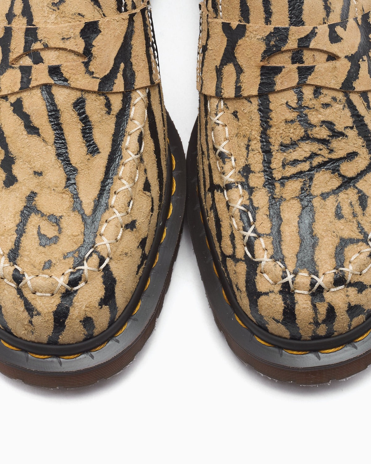 Zapatos Dr. Martens Delapre Penny "Wild Emboss" Unisex 42707200 — 7